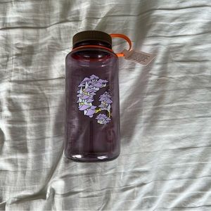 New with tags glossier Seattle water bottle